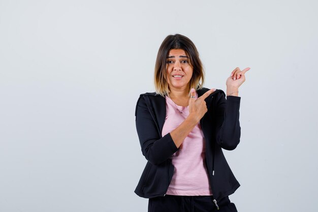 Jeune femme expressive posant dans le studio