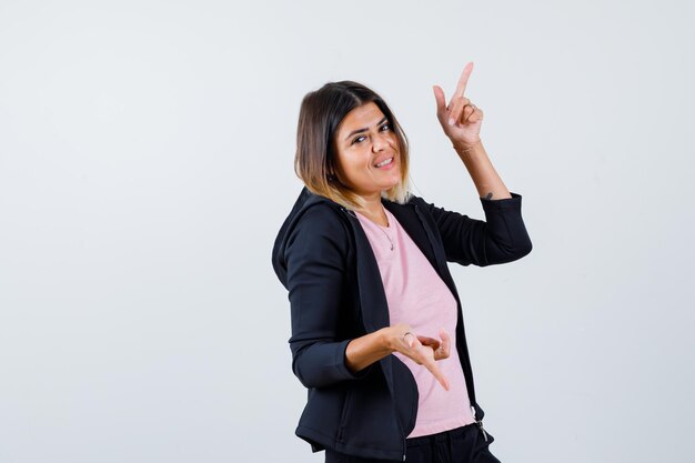 Jeune femme expressive posant dans le studio