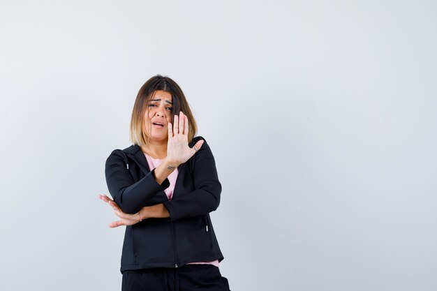 Jeune femme expressive posant dans le studio