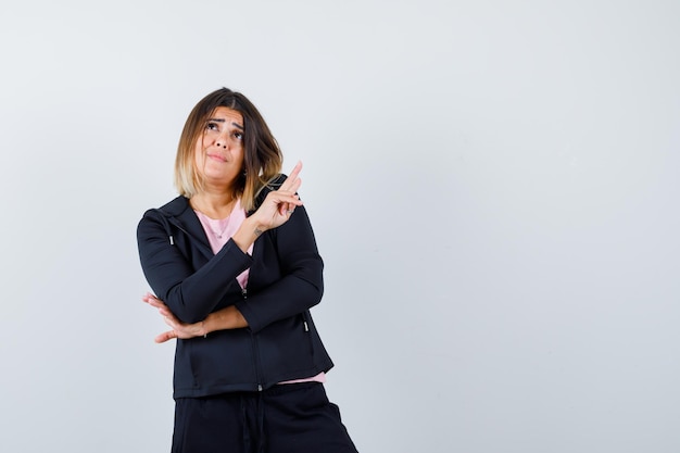 Jeune femme expressive posant dans le studio