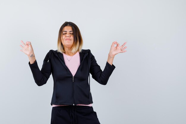 Jeune femme expressive posant dans le studio