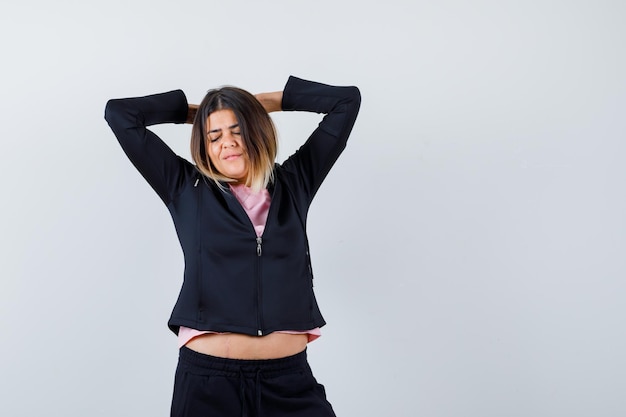 Jeune femme expressive posant dans le studio