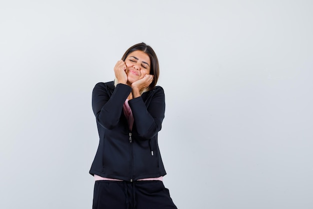 Jeune femme expressive posant dans le studio