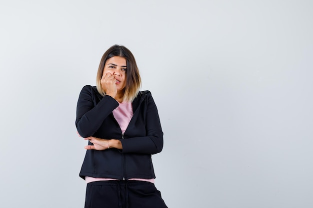 Jeune femme expressive posant dans le studio