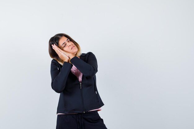 Jeune femme expressive posant dans le studio