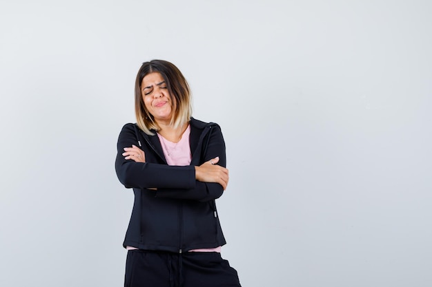 Jeune femme expressive posant dans le studio