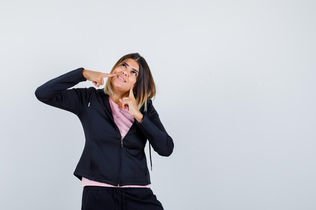 Jeune femme expressive posant dans le studio