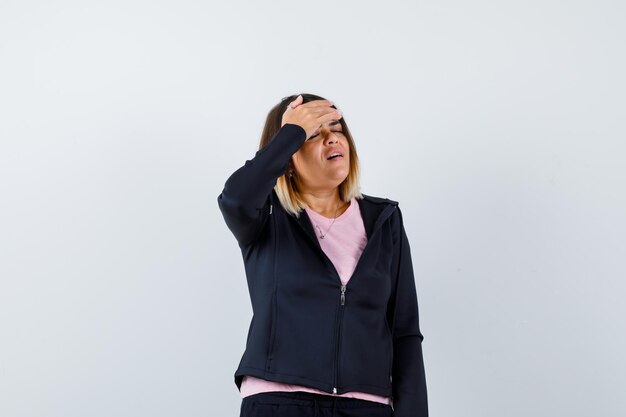 Jeune femme expressive posant dans le studio