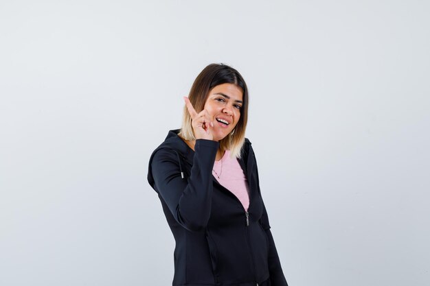 Jeune femme expressive posant dans le studio