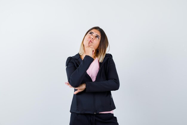 Jeune femme expressive posant dans le studio