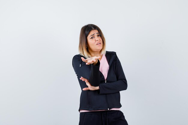 Jeune femme expressive posant dans le studio