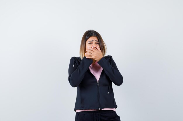 Jeune femme expressive posant dans le studio