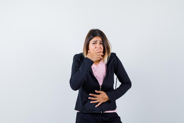 Jeune femme expressive posant dans le studio