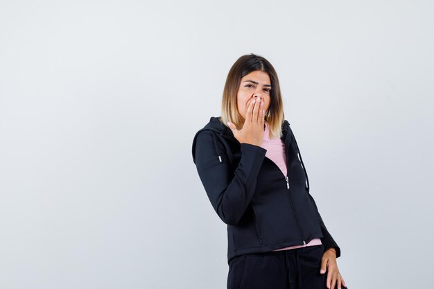 Jeune femme expressive posant dans le studio