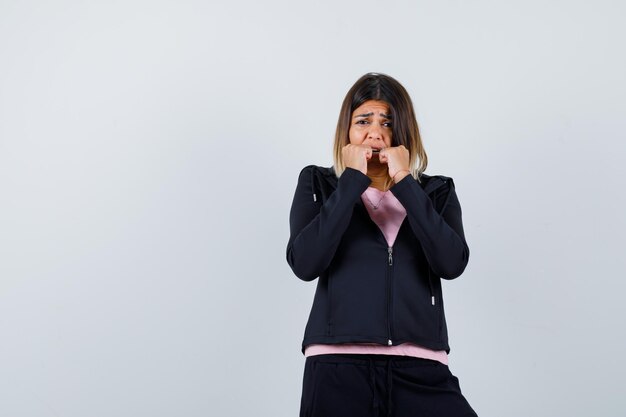 Jeune femme expressive posant dans le studio