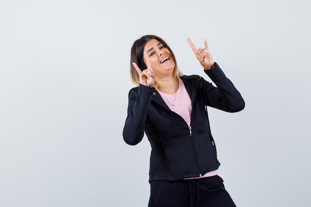 Jeune femme expressive posant dans le studio