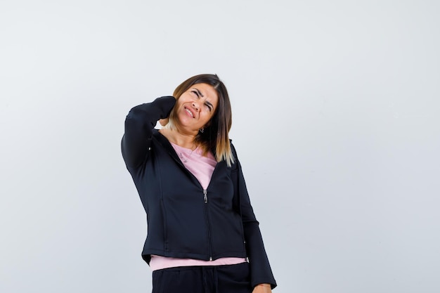 Jeune femme expressive posant dans le studio