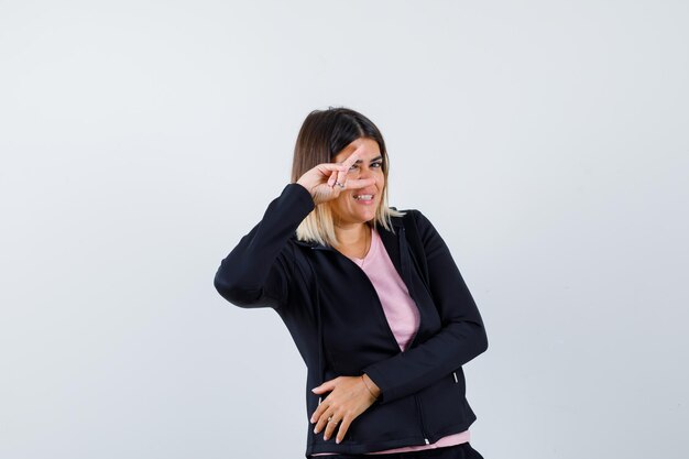 Jeune femme expressive posant dans le studio