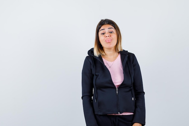 Jeune femme expressive posant dans le studio