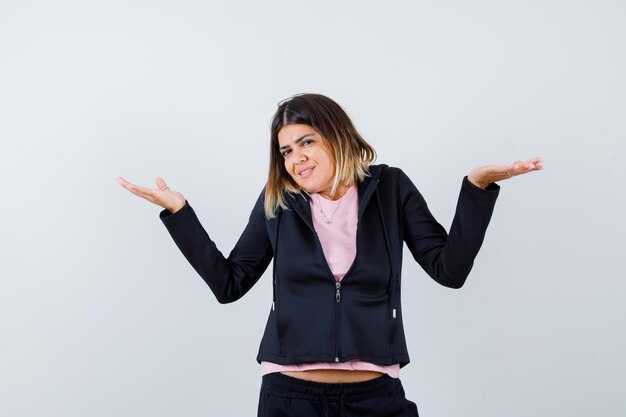 Jeune femme expressive posant dans le studio