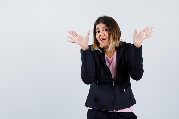 Jeune femme expressive posant dans le studio