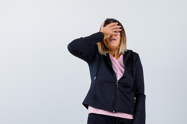 Jeune femme expressive posant dans le studio