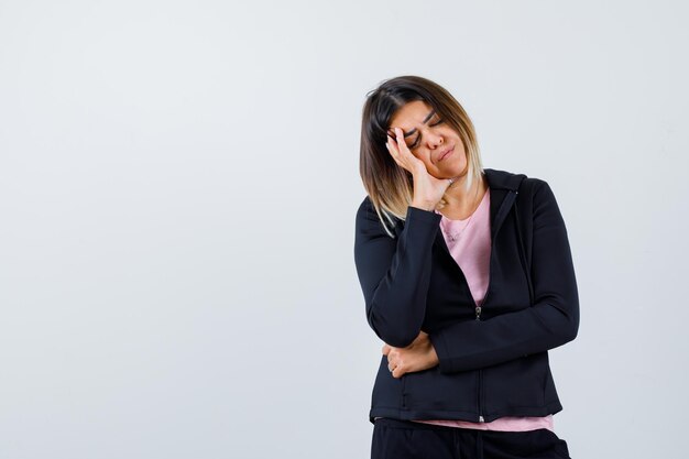 Jeune femme expressive posant dans le studio