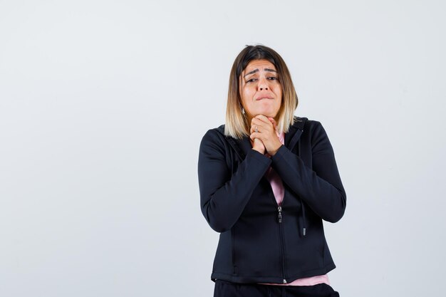 Jeune femme expressive posant dans le studio