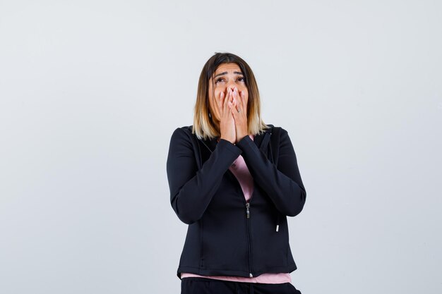 Jeune femme expressive posant dans le studio