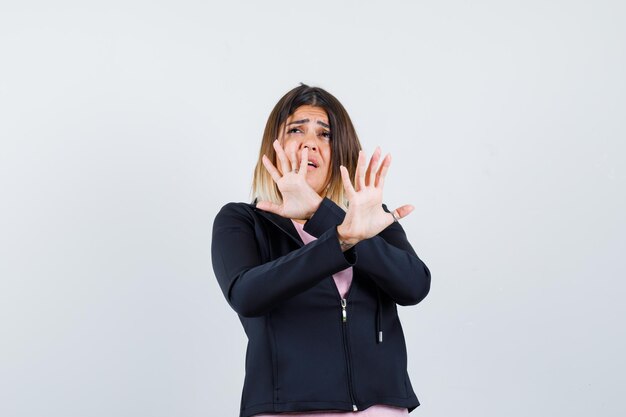 Jeune femme expressive posant dans le studio