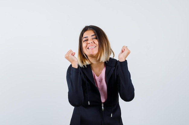 Jeune femme expressive posant dans le studio