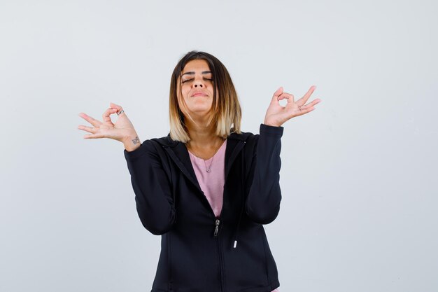 Jeune femme expressive posant dans le studio