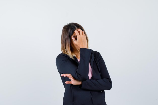 Jeune femme expressive posant dans le studio