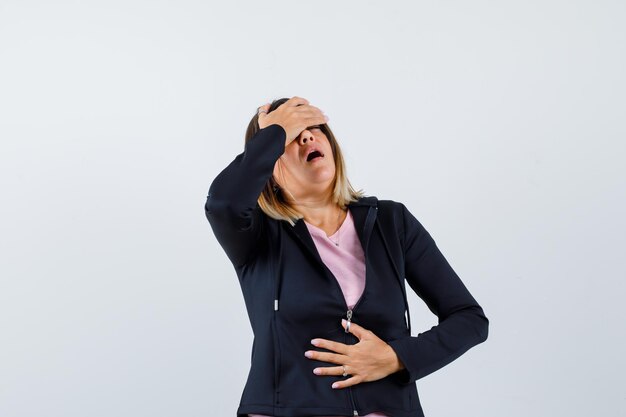 Jeune femme expressive posant dans le studio