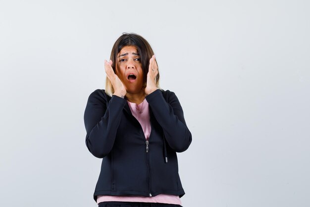 Jeune femme expressive posant dans le studio