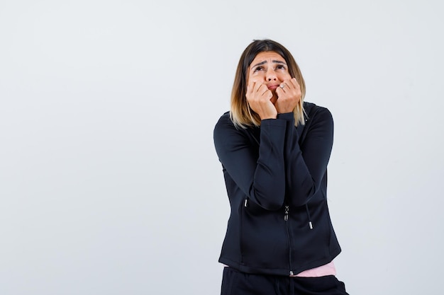 Jeune femme expressive posant dans le studio