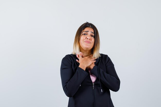 Jeune femme expressive posant dans le studio