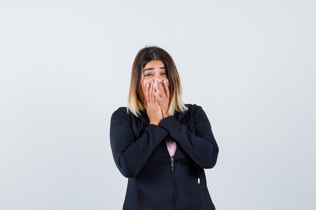 Jeune femme expressive posant dans le studio