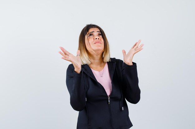 Jeune femme expressive posant dans le studio