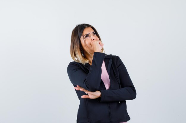 Jeune femme expressive posant dans le studio