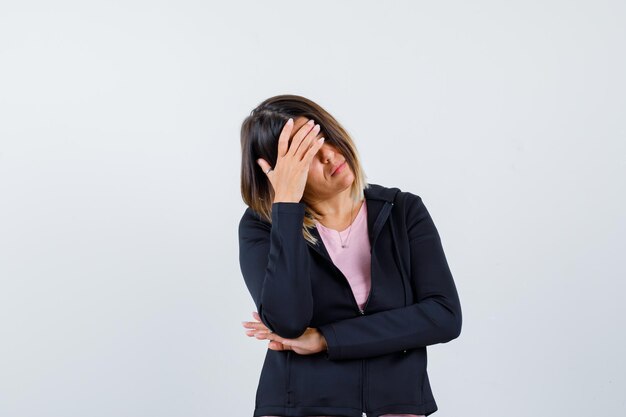 Jeune femme expressive posant dans le studio