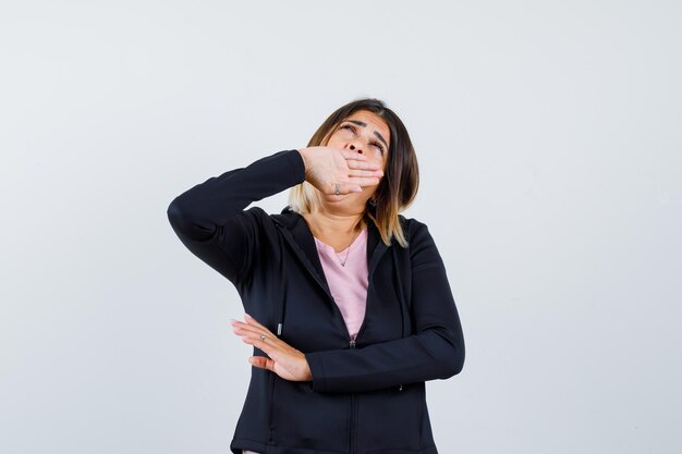 Jeune femme expressive posant dans le studio