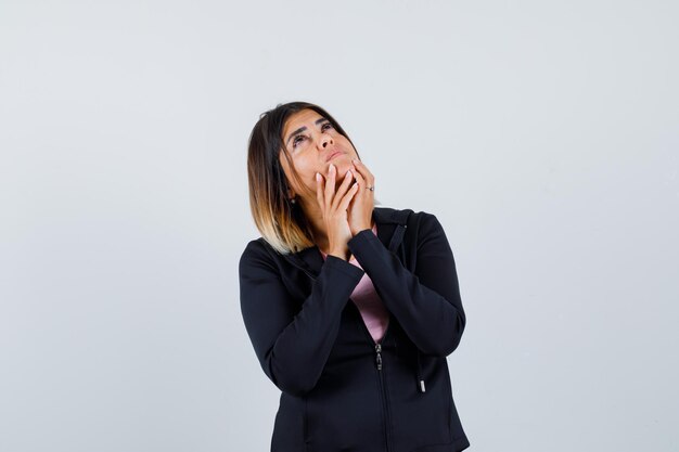 Jeune femme expressive posant dans le studio