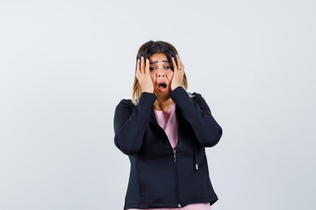 Jeune femme expressive posant dans le studio