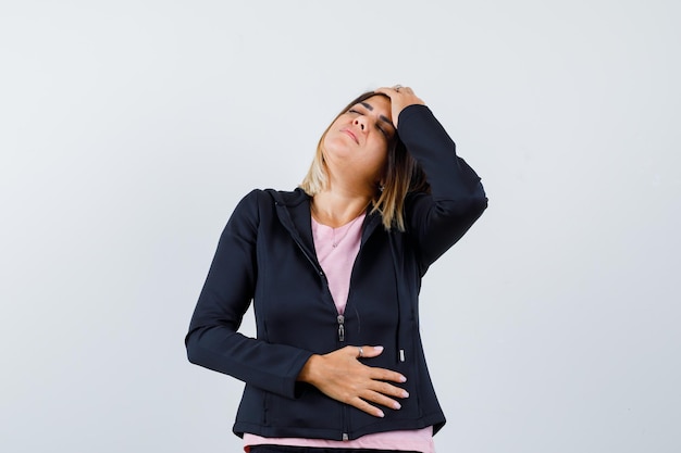 Jeune femme expressive posant dans le studio