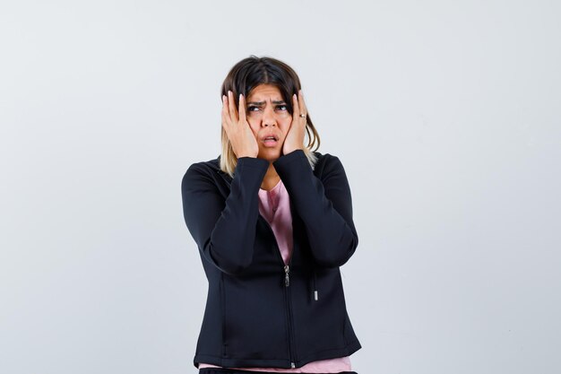 Jeune femme expressive posant dans le studio