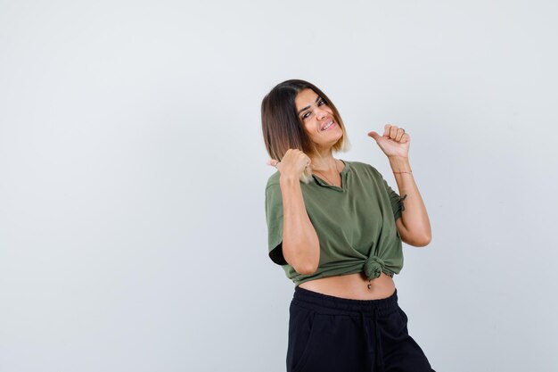 Jeune femme expressive posant dans le studio