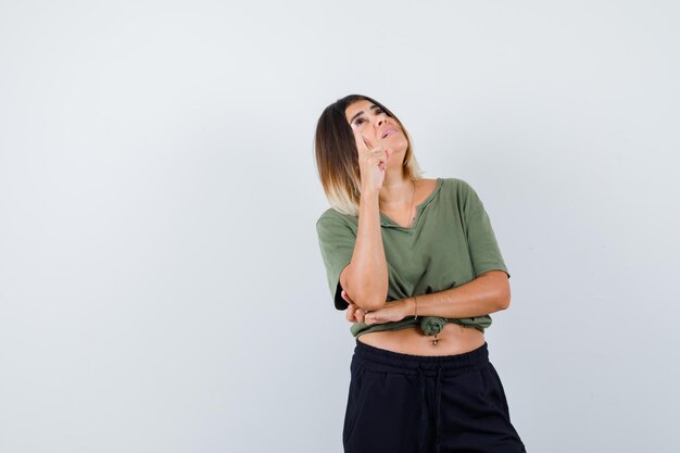 Jeune femme expressive posant dans le studio