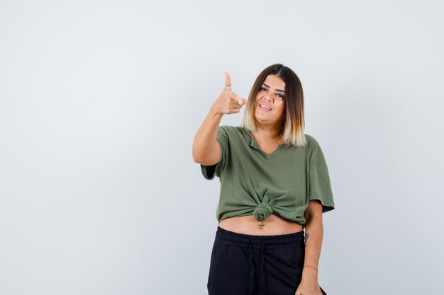 Jeune femme expressive posant dans le studio