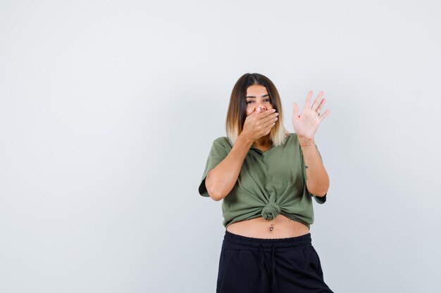 Jeune femme expressive posant dans le studio